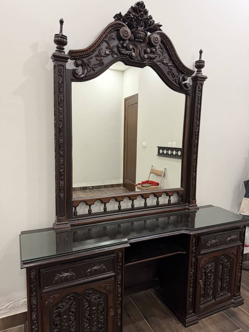 Bed and dressing table set 4