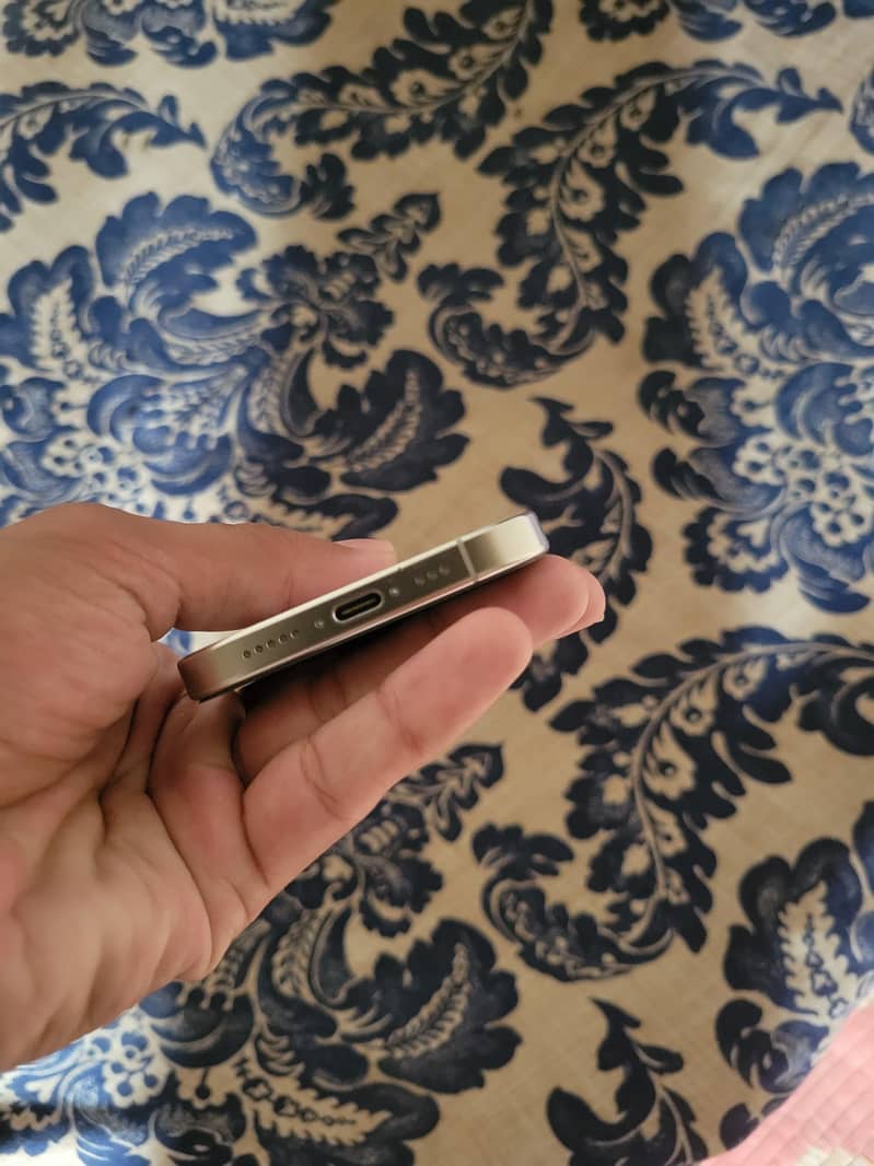 iphone 16 pro titanium  10/10 4