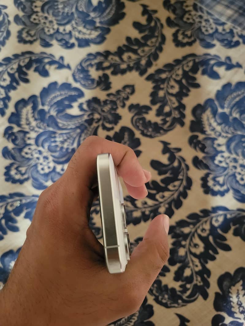 iphone 16 pro titanium  10/10 5