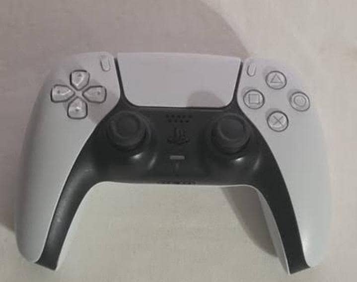 PS5 CONTROLLER ALMOST NEW 1