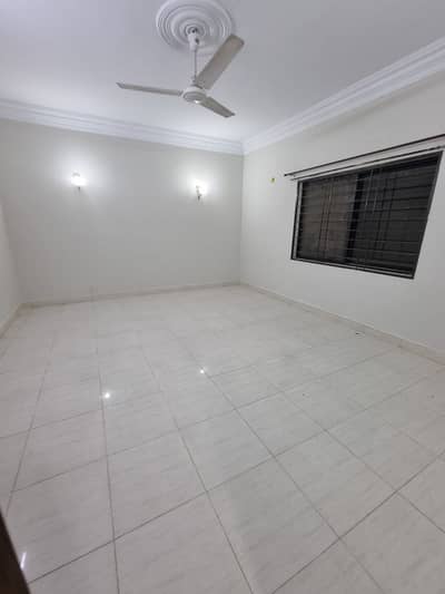 In Gulshan-e-Iqbal - Block 1 240 Square Yards Upper Portion For rent