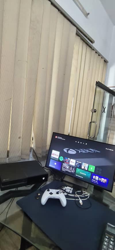 xbox one 10/10 with oringal power supply and controller