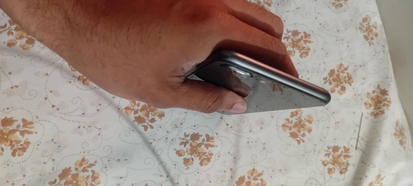 iPhone 8plus (urgent sale) 9