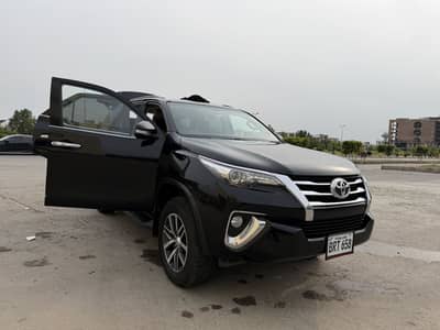 Toyota fortuner v petrol black Rawalpindi bahria phase 8 islamabad