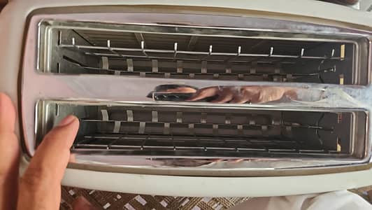 4 slice toaster. like new