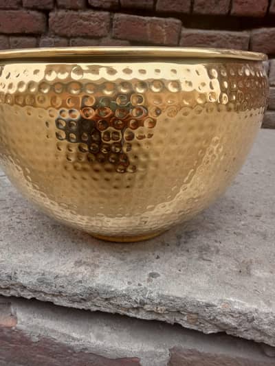brass planter 8" height 11" moun design aur SADA dono me available hai