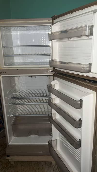 dawlance ka fridge hai medium size all ok hai sirf cooling nhi kar rah
