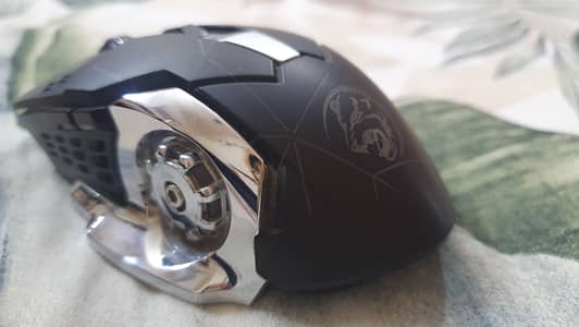 very sleek looking rgb gaming mouse with 6 buttons
