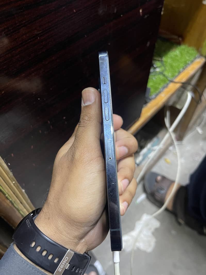 Iphone 12 pro max 4