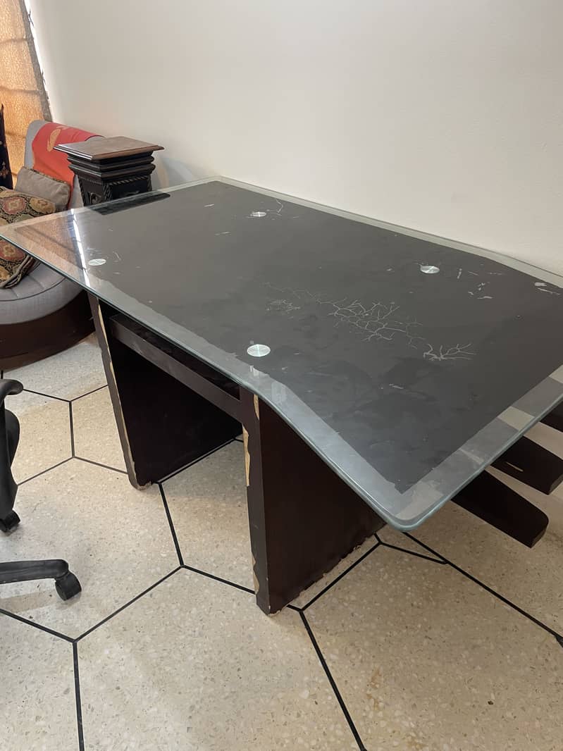 Office table plus chair 2