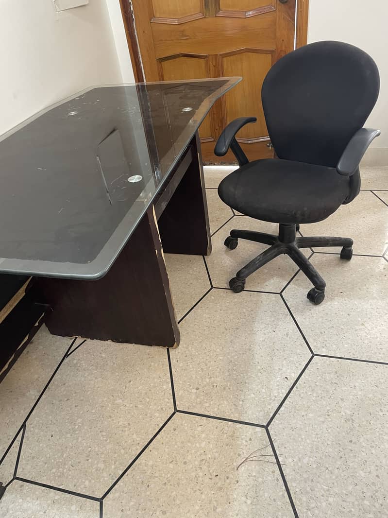 Office table plus chair 4