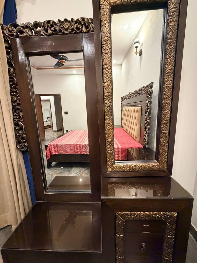 Used Furniture Affordable 3 beds set with side-table & dressing-table 1