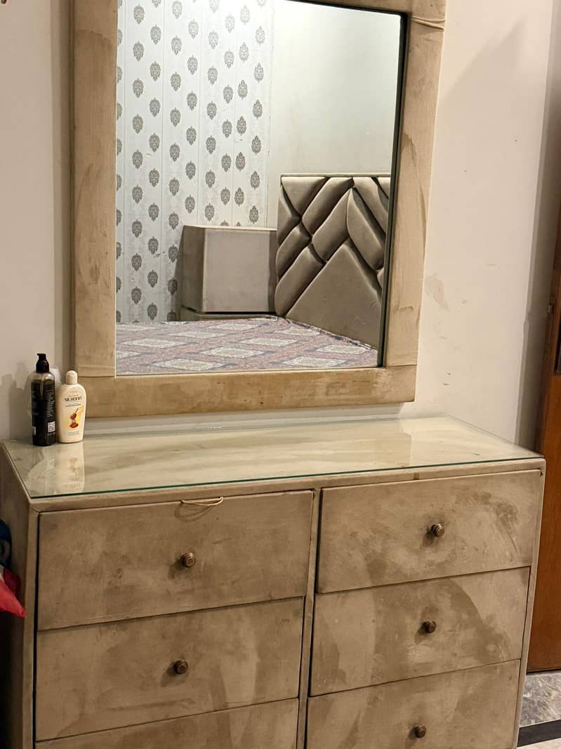 Used Furniture Affordable 3 beds set with side-table & dressing-table 4