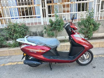United scooty 100 CC petrol 5500 km driven only like scooty