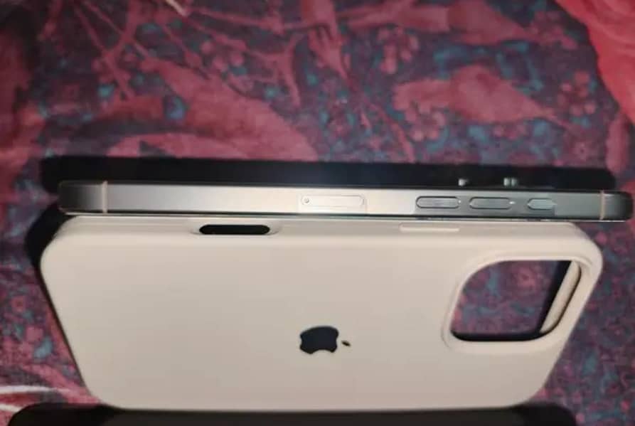 iPhone 16 Pro Max 4
