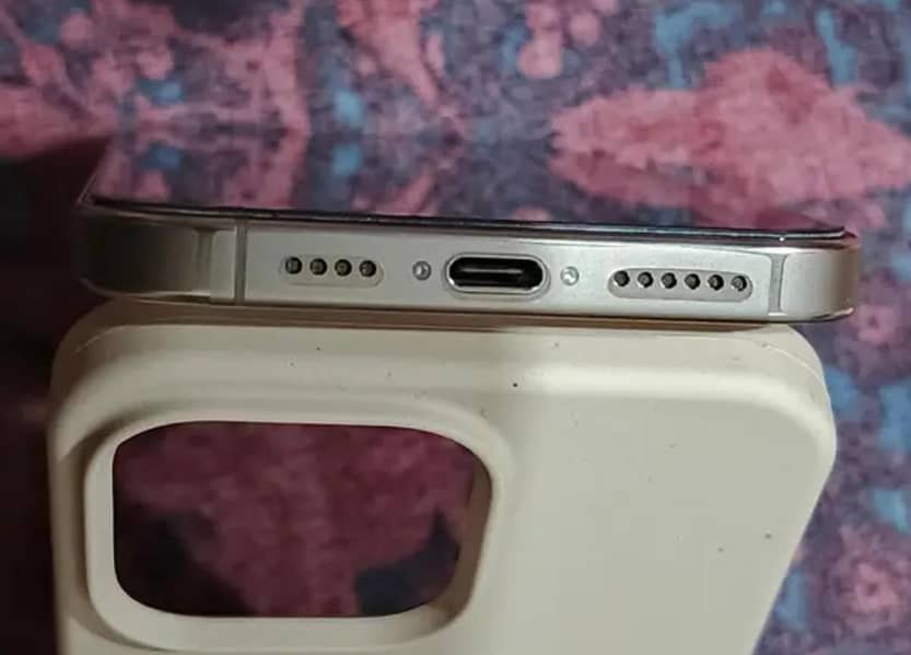 iPhone 16 Pro Max 5