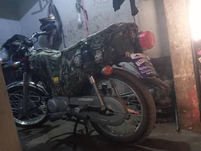 I am selling honda 125 2 april ko le ha gari 792 kilo mettar chali ha