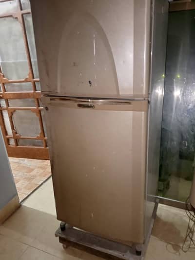 dawlance medium size fridge