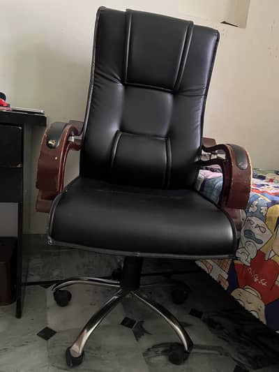 Executive hydraulic & revolving chair 10/10 with back support