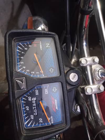 I am selling honda 125 2 april ko le ha gari 792 kilo mettar chali ha