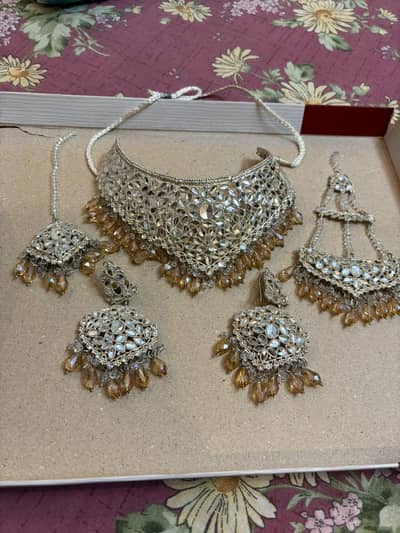 beautiful silver heavy  jewellery set with free hair accessory