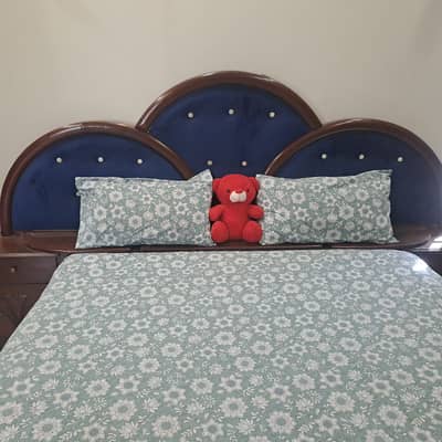 03234626536            .  King Size Bed With Metteress Side table