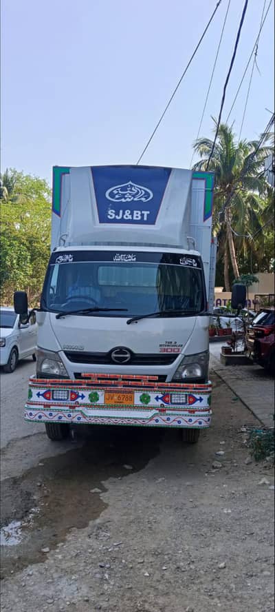 Hino Dutro 2017