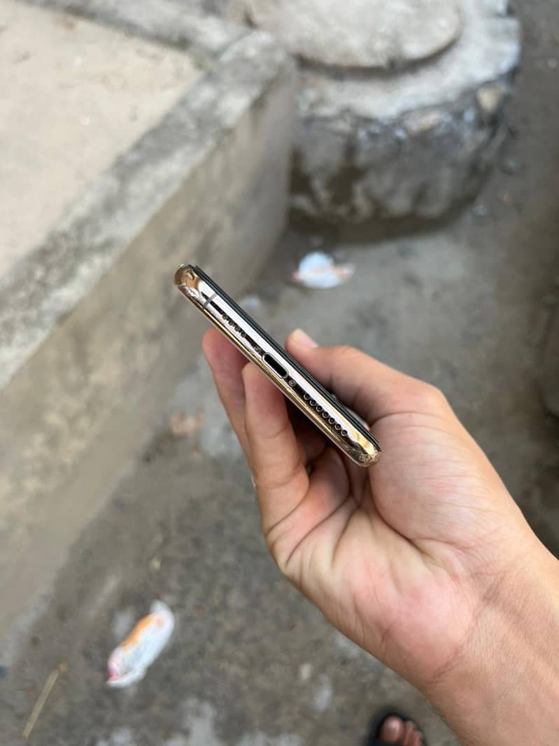iphone xs max 4