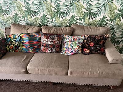 Urgently sale 5 seater sofa wd 2 coffee chair