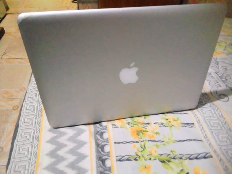 Apple MacBook Pro 1