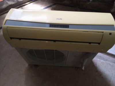 sale ac 1ton good condition cooling good gas store