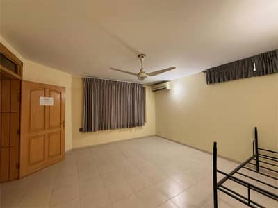 Investor Alert F8 Size 80 * 60 533 Square Yead Liviable House 6 Bedrooms with Attached Bathroom Drawing and Dining TV Lounge Kitchen