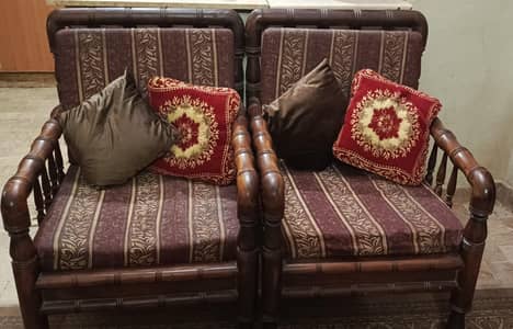 Is mahangai me 2 Seater Sofa Set in Excellent Condition | Karachi