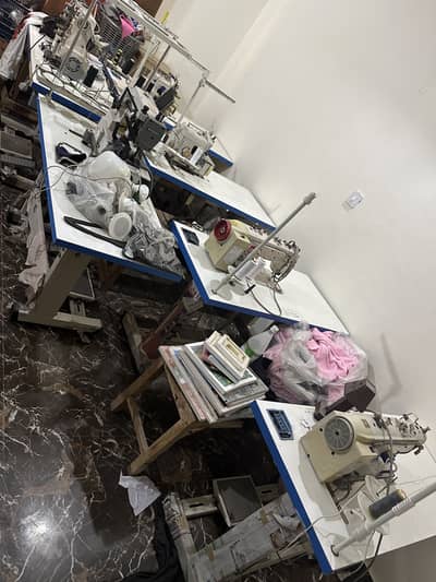 2 singer 2 overlock 1 flat 1 consie machine