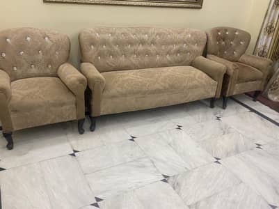 Elegant Sofa Set 5 Seater – Neat Condition