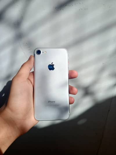 iPhone 7 Silver color - Excellent Condition, Non-PTA
