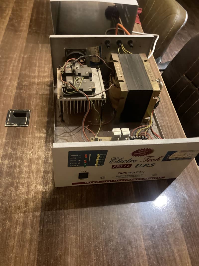 3000 Watt UPS 17