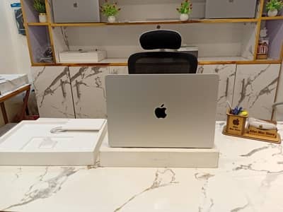 Macbook Air M4 2025 15 inch 24Gb Ram 512Gb Ssd 100% health