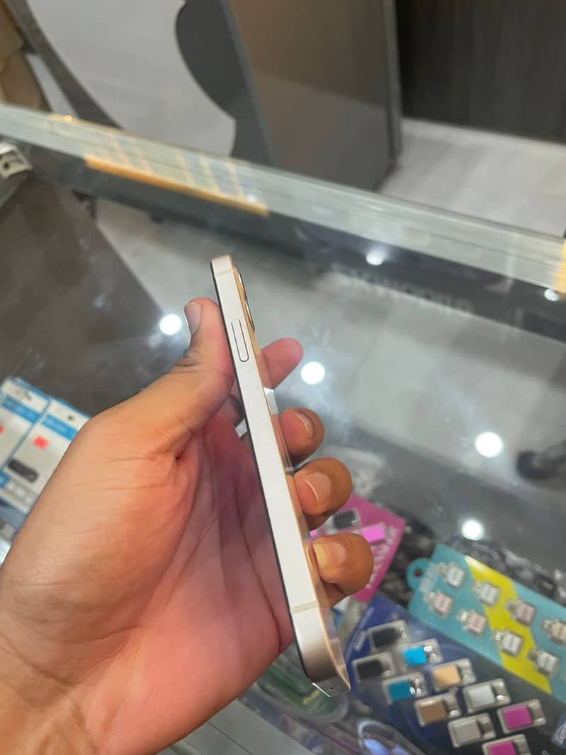 Apple iPhone 12 4