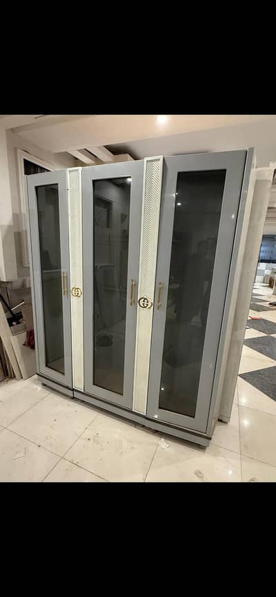 Glass dividers shelf