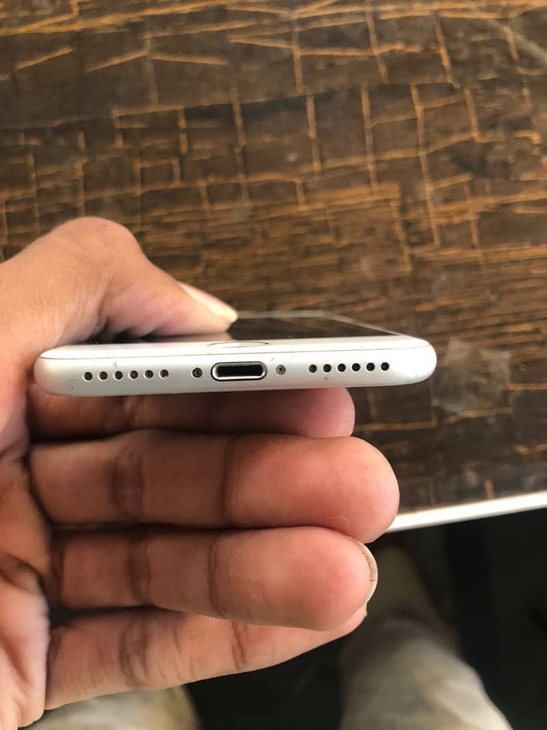iPhone 7 4