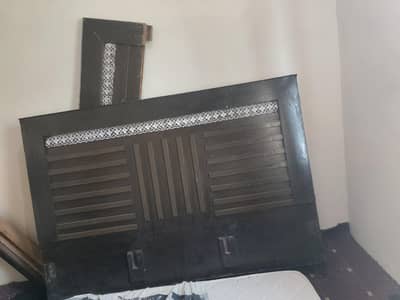 wooden bed 6/6.5 feet size only bed