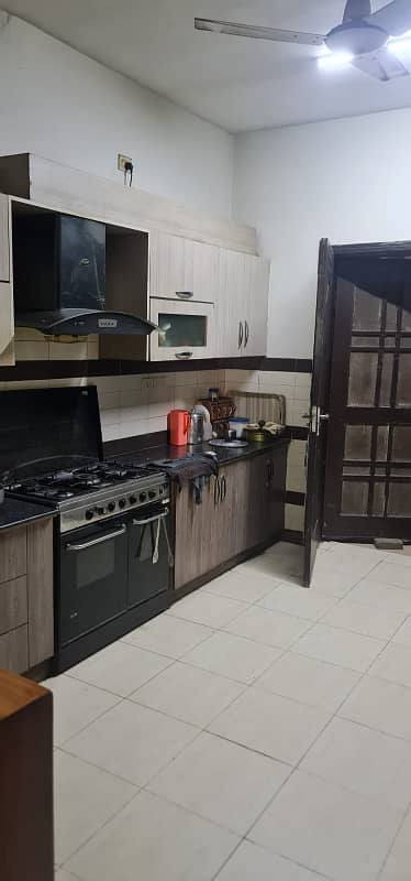 10 MARLA 3 BED FLAT INVESTER RATE AVAILABLE FOR SALE WITH GAS IN ASKARI 11