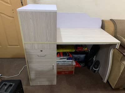 Iam selling study table for kids.