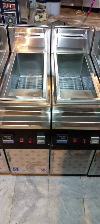 fryer//working table// berading table// pizza oven// dough mixer