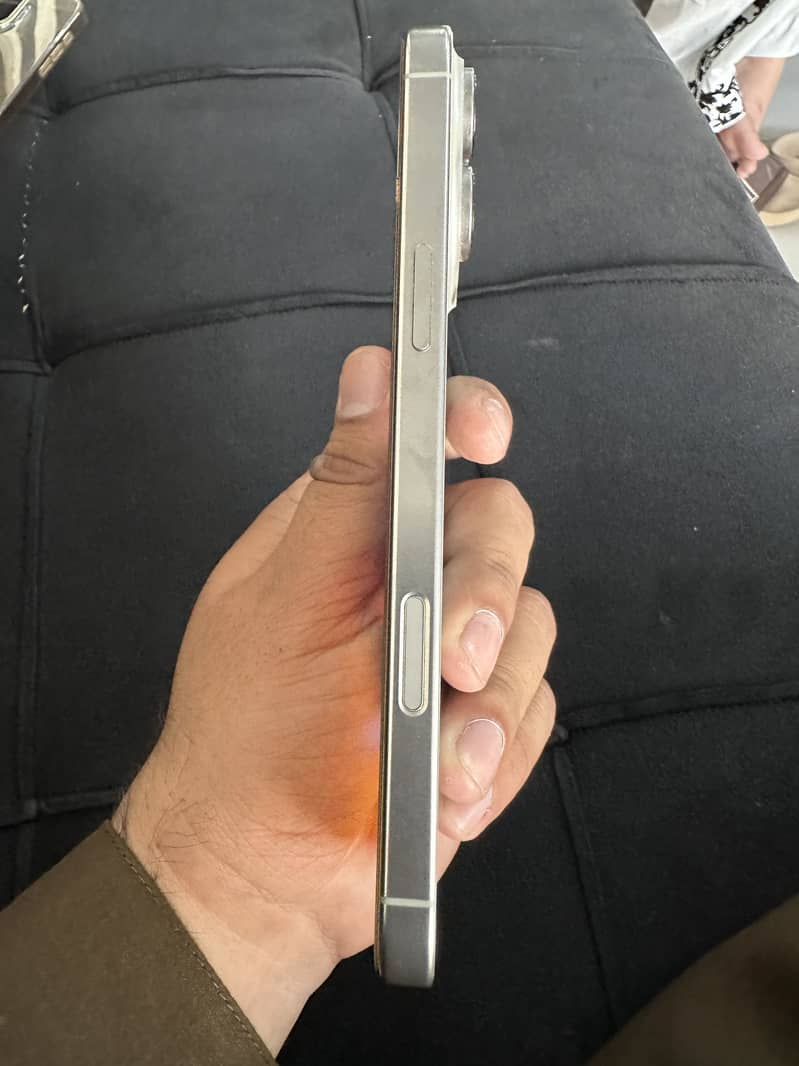 Iphone 16 pro max 3