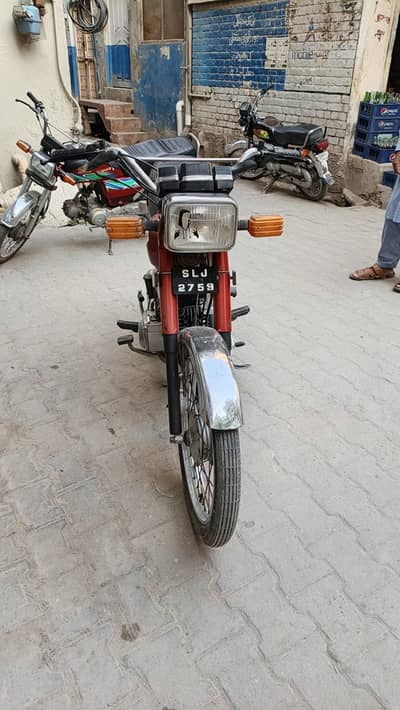 Yamaha 100 genuine condition mein hai