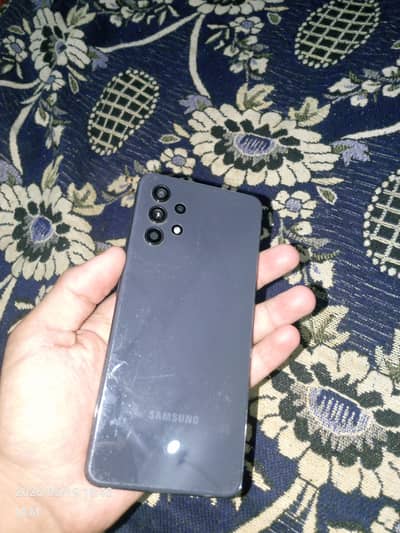 urgent sale Samsung A32 with box and charger