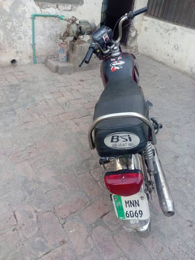 2015 model he koi kam nhi he gari ka ok khri he