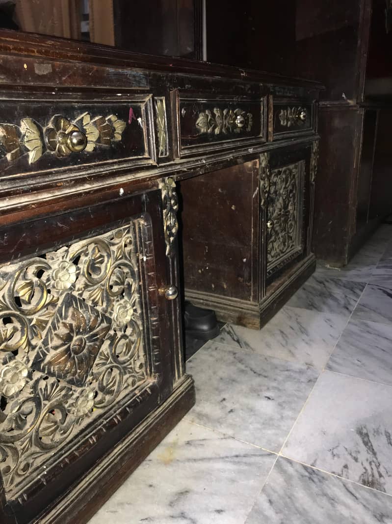 dressing table and showcase 0